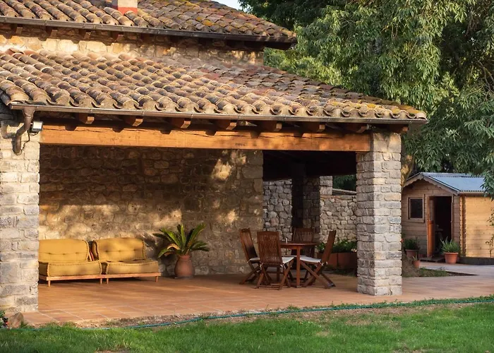 El Vilarot. La Casa De Piedra En La Naturaleza.